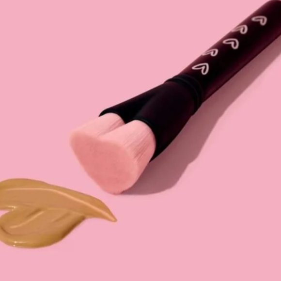Limited Edition Heart-Shaped Foundation Brush - Mary Kay - Picture 5 of 10